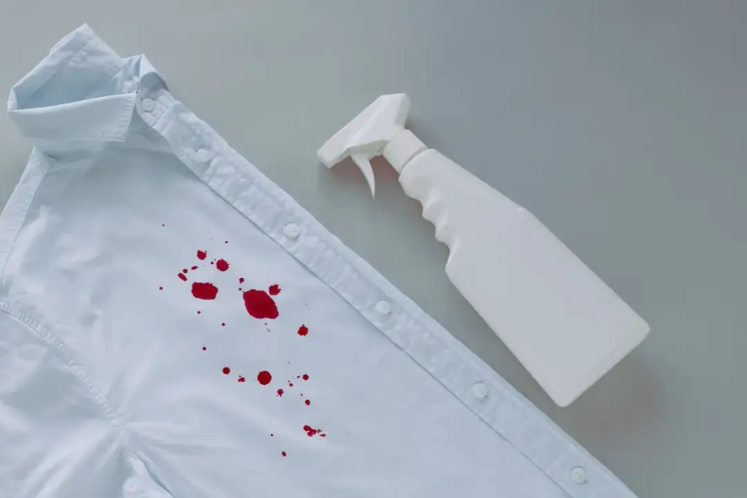 Jak usunąć krew z białej koszuli? Skuteczne metody na plamy