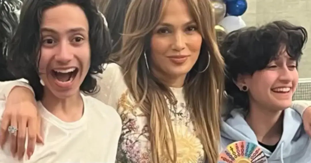Jennifer Lopez ma dzieci. Widać ją z dwójką uśmiechniętych nastolatków, którzy wyglądają na bardzo szczęśliwych.