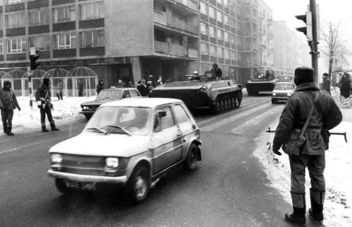 W którym roku wprowadzono stan wojenny? Poznaj tragiczne skutki i historię