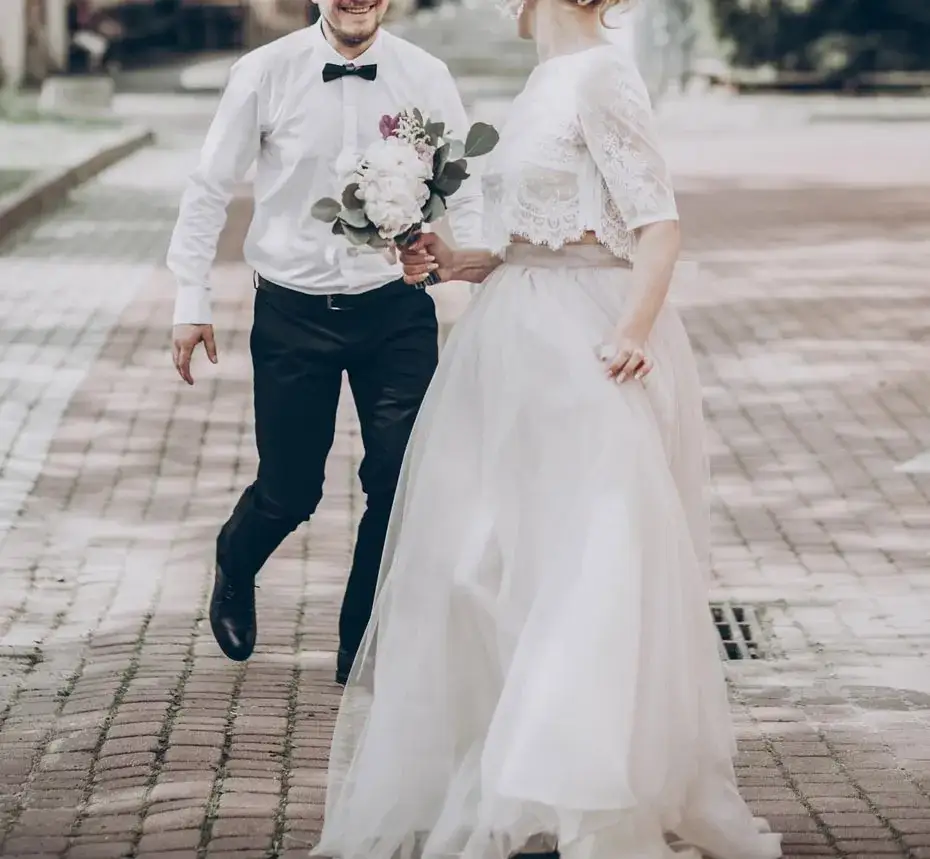 Jaką koszulę wybrać do sukni ślubnej ecru, aby wyglądać idealnie?