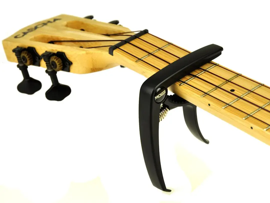 Kapodaster do ukulele: Twój przewodnik po wyborze i użyciu
