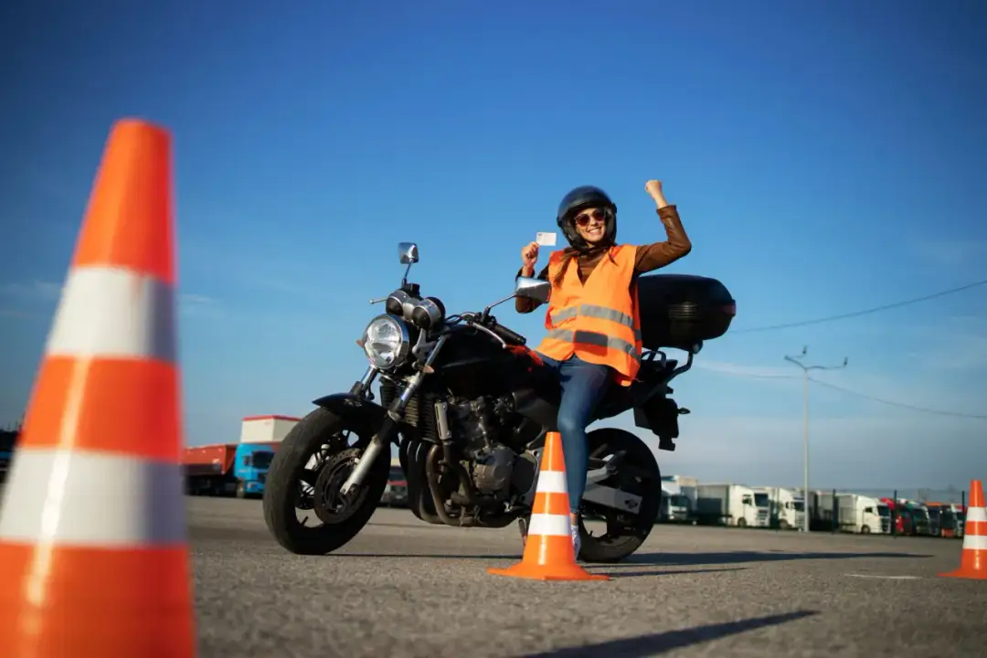 Prawo jazdy na motocykl krok po kroku. Dowiedz się, jak wybrać kategorię, uzyskać PKK i zdać egzamin bez zbędnych kosztów. Sprawdź nasz praktyczny poradnik!