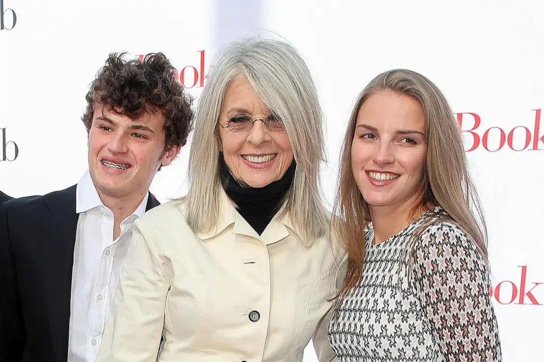 Diane Keaton z uśmiechniętymi dziećmi, synem i córką, pozuje do zdjęcia.