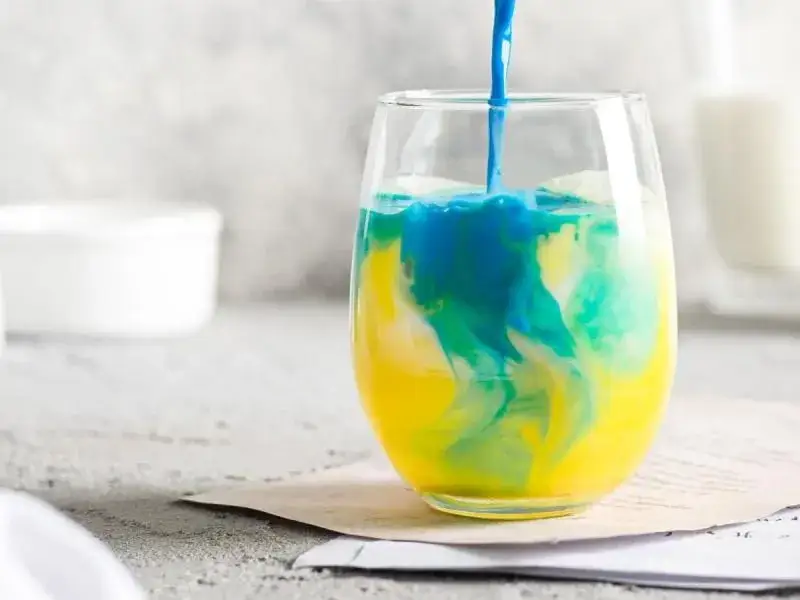 Najlepsze drinki z blue curacao i rumem, które musisz spróbować