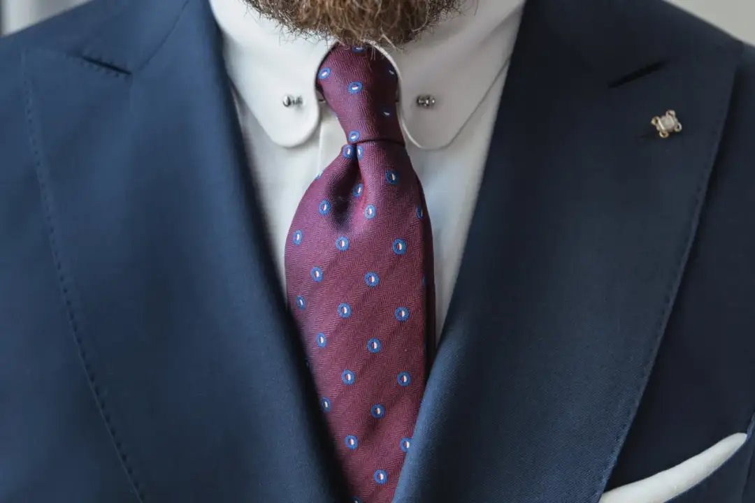 Jak dobrać idealny kołnierzyk do krawata - prosty poradnik elegancji