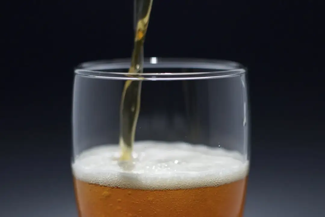 Czy można pić alkohol po wyrwaniu ósemki? Sprawdź, co musisz wiedzieć