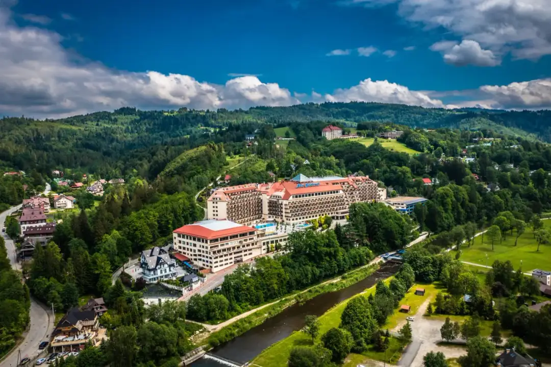 Ile kosztuje obiad w hotelu Gołębiewskim? Sprawdź ceny i zniżki