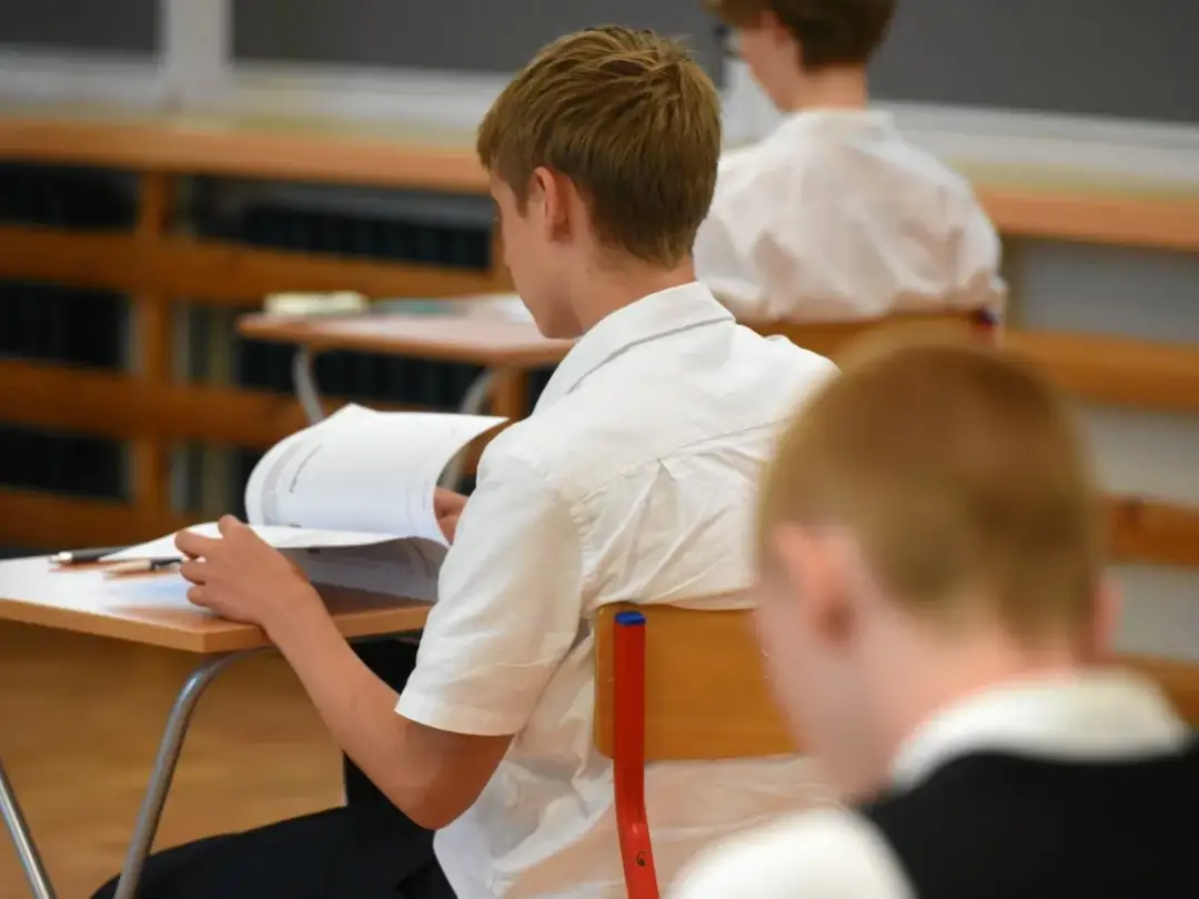 Wygląd ucznia: czy szkoła ma prawo ingerować? Poznaj swoje prawa!