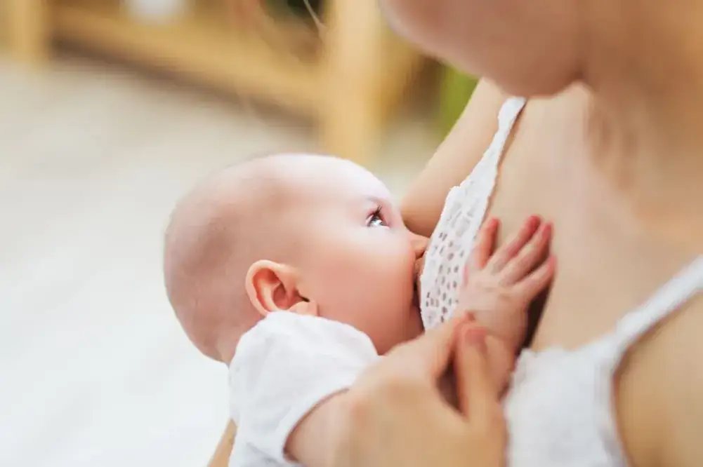 Ile pokarmu potrzebuje noworodek? Prawdziwe zasady karmienia piersią
