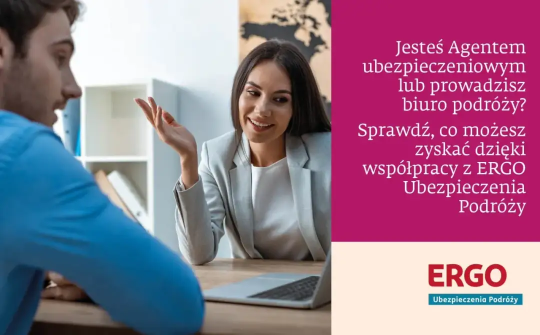 Agentka ubezpieczeniowa omawia z klientem ofertę ERGO Ubezpieczenia Podróży. Sprawdź opinie o ergo ubezpieczenia podróży.