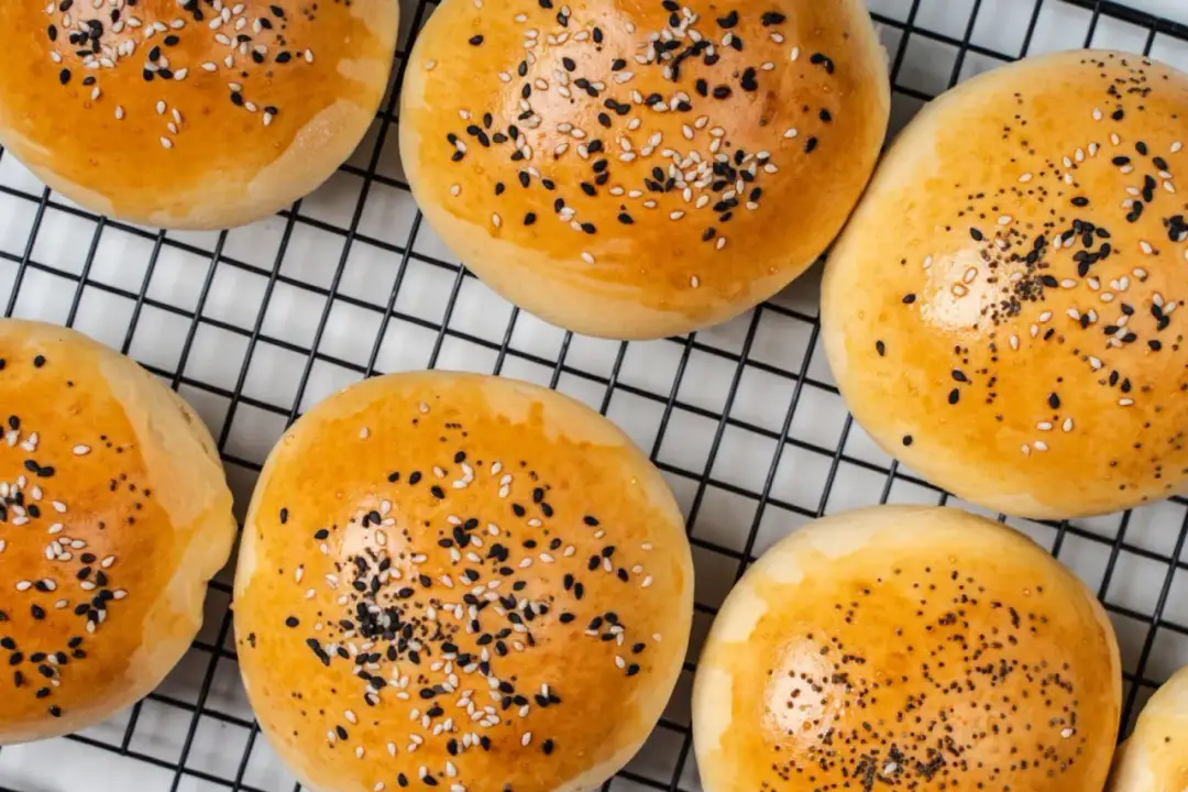 Bułeczki do mini burgerów - Jak upiec idealnie miękkie pieczywo?