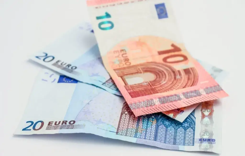 Jak uniknąć strat przy płatności za fakturę w euro? Sprawdź, jaki kurs zastosować!