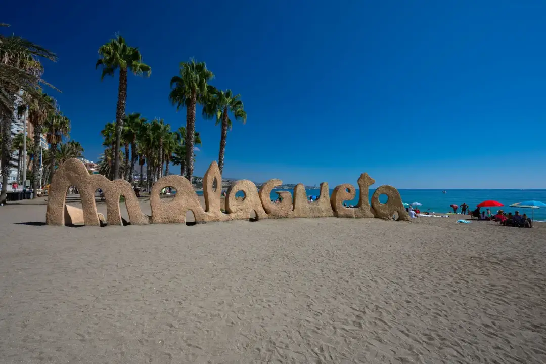 Malaga ma dostęp do morza? Odkryj plaże i port!