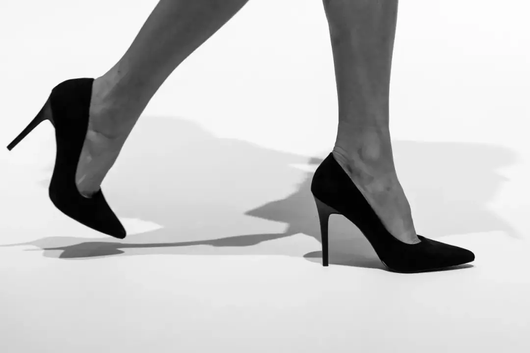 Czarne buty we śnie - Co oznaczają i kiedy są ostrzeżeniem?