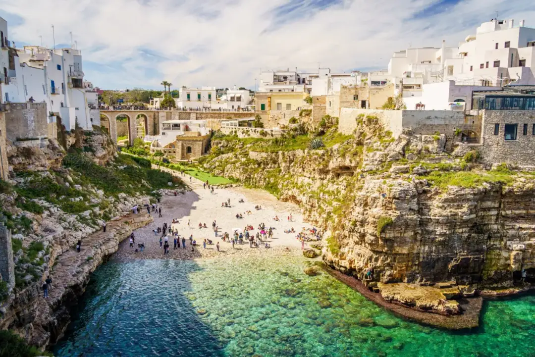 Plaże w Polignano a Mare - jak uniknąć tłumów i co warto wiedzieć?