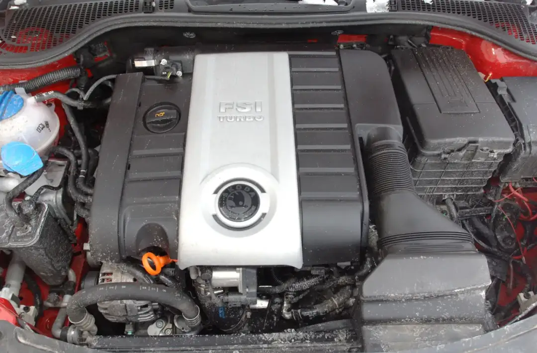 Silnik FSI Turbo, jeden z najlepszych silników benzynowych, w komorze samochodu Skoda.