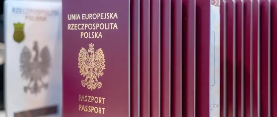 Polskie paszporty w rzędzie. Dowiedz się, jak sprawdzić ważność paszportu online, by podróżować bez przeszkód.