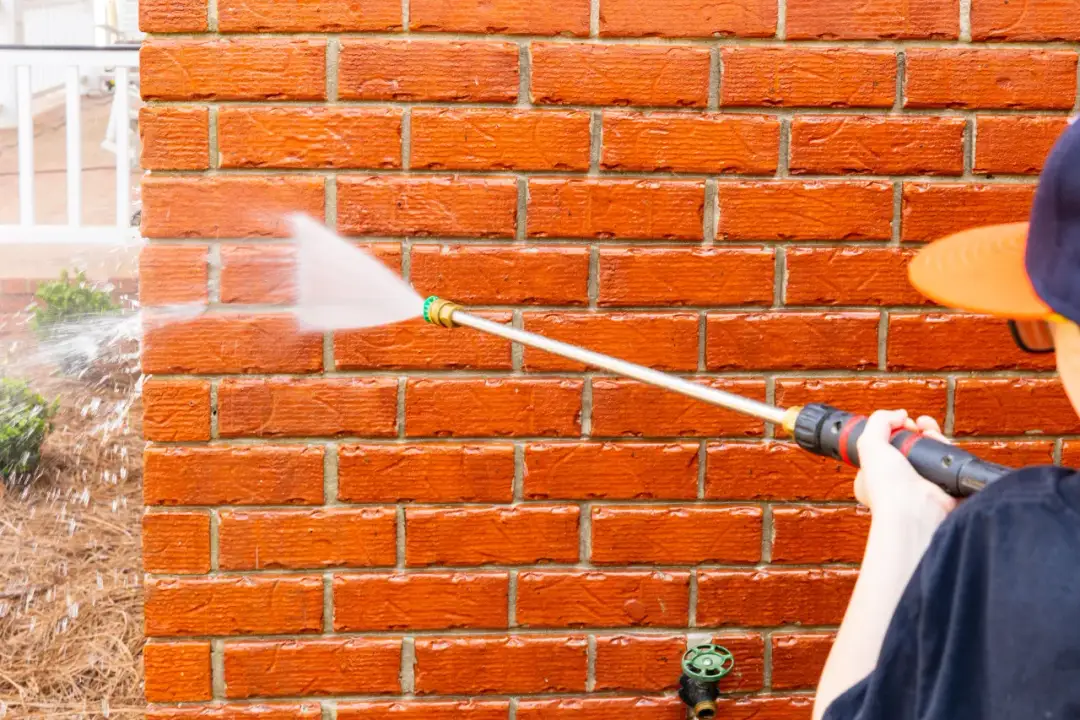 Skuteczne metody czyszczenia cegły – uniknij kosztownych błędów