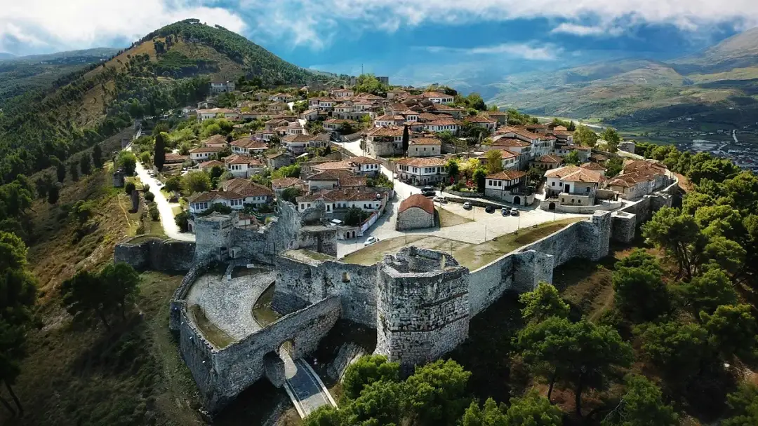 Ile trwa lot z Katowic do Albanii? Sprawdź czas lotu i porady