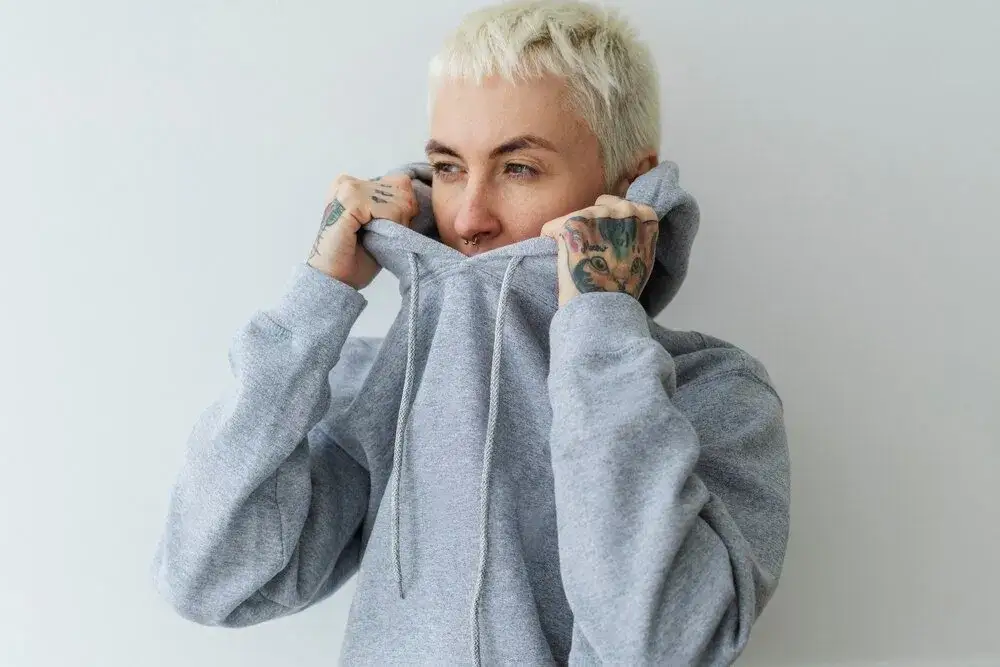 Bluza loose fit: Co to znaczy? Jak nosić ten modny krój?