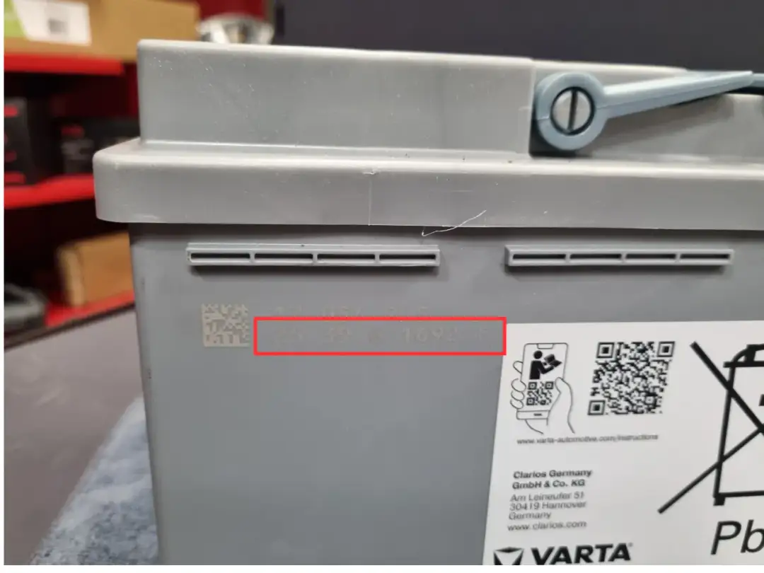 Szary akumulator Varta z widocznym kodem daty produkcji: 25 39 6 1692 F.