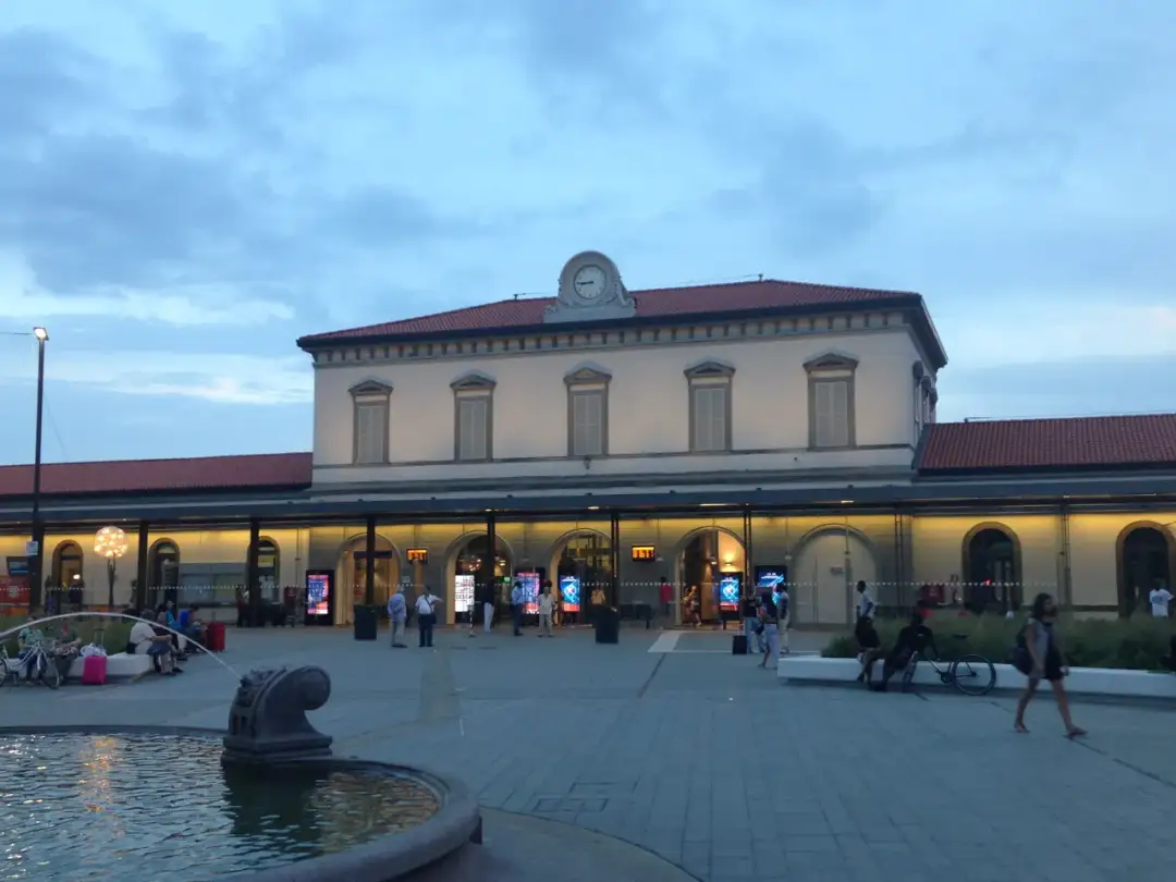 Dworzec kolejowy w Bergamo: Jego lokalizacja i przydatne informacje