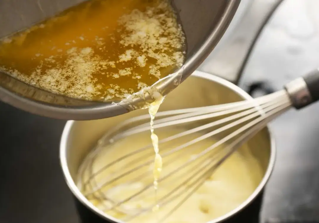 Jak zrobić sos z tłuszczu po kurczaku? Prosty przepis na gravy