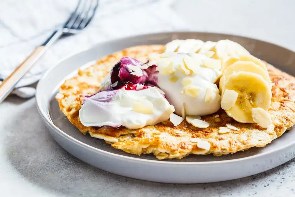 Jak zrobić puszysty omlet na słodko? Prosty przepis z dodatkami krok po kroku