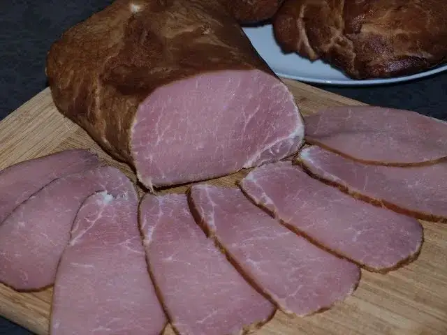 Jak sparzyć wędzony schab, aby zachować smak i soczystość mięsa