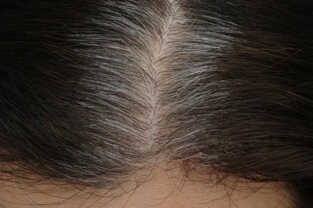 Naturalne przyciemnianie siwych włosów - Jak zrobić to skutecznie?