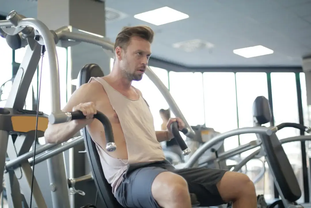 Ejercicios de pecho en el gimnasio para maximizar tu desarrollo muscular