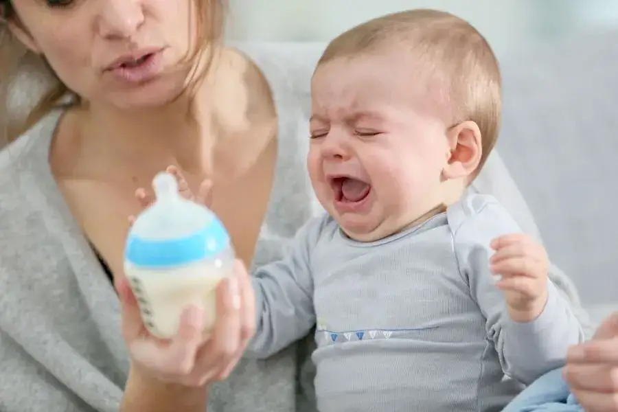 Niespokojny maluch? Przekarmienie niemowlaka MM objawy i ulga
