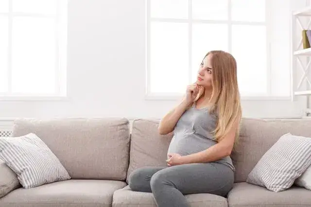 Kiedy pojawiają się rozstępy na piersiach w ciąży i jak ich uniknąć