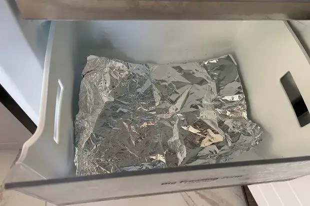Czy folia aluminiowa przewodzi prąd – zaskakujące właściwości metalu