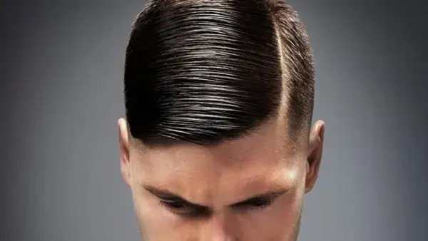 Fryzura męska z przedziałkiem na środku! Najmodniejszy look sezonu