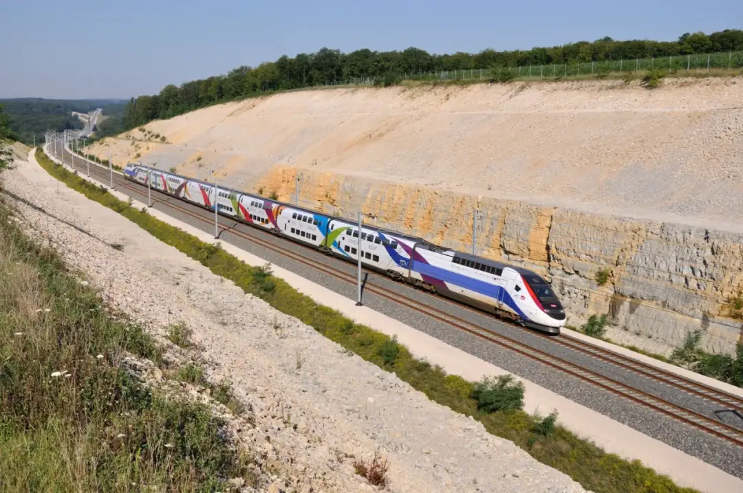 Jak szybko jedzie pociąg Intercity? Prędkości, kategorie i fakty