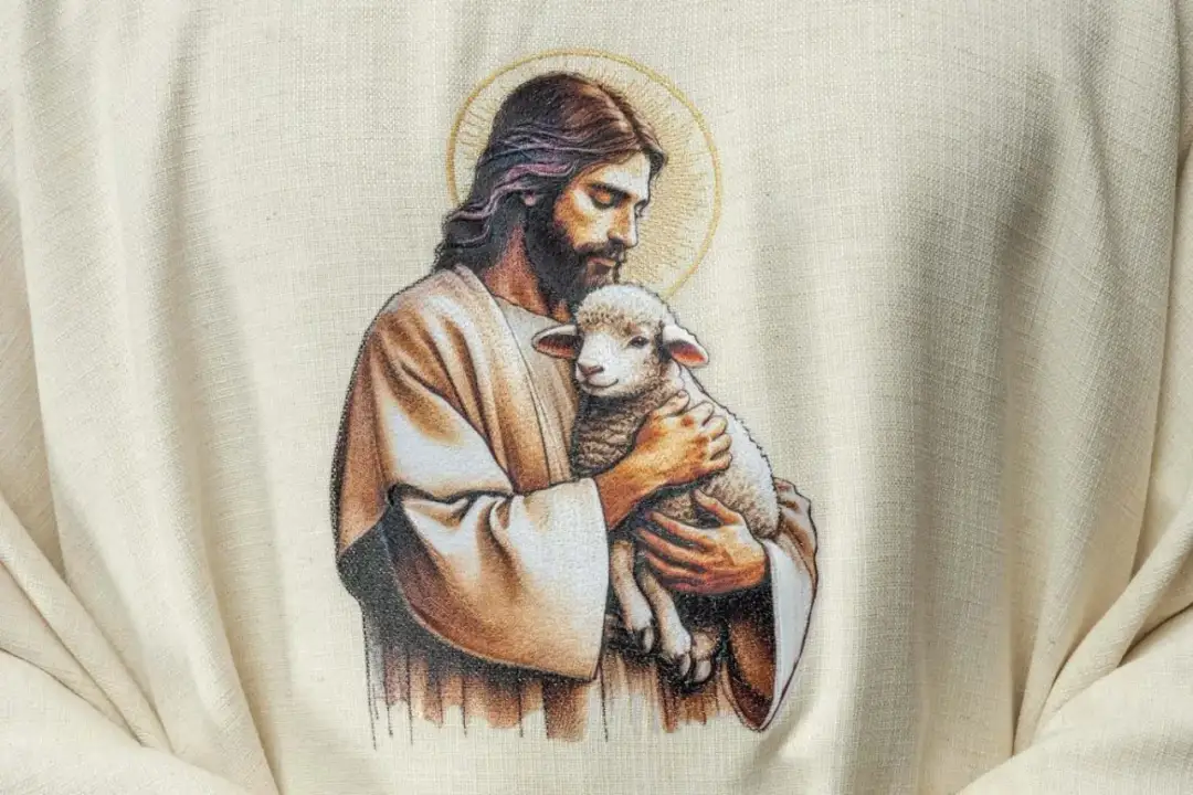 Jezus czule tuli jagnię. Obraz ten przypomina o modlitwie za osoby konsekrowane, które naśladują Go w swoim życiu.