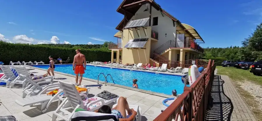 Noclegi nad morzem 2026: Jak znaleźć idealne miejsce i zaoszczędzić?