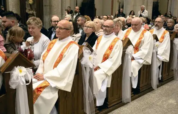 Czy diakon to ksiądz: poznaj kluczowe różnice w hierarchii kościelnej