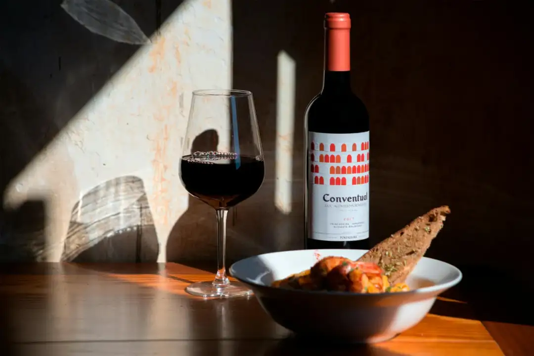 Jak wybrać odpowiednie wino do różnych rodzajów mięs i potraw