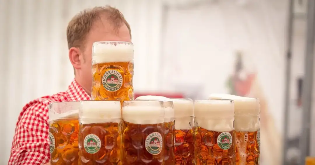 Ile kosztuje piwo na Oktoberfest? Ceny, które zaskoczą każdego