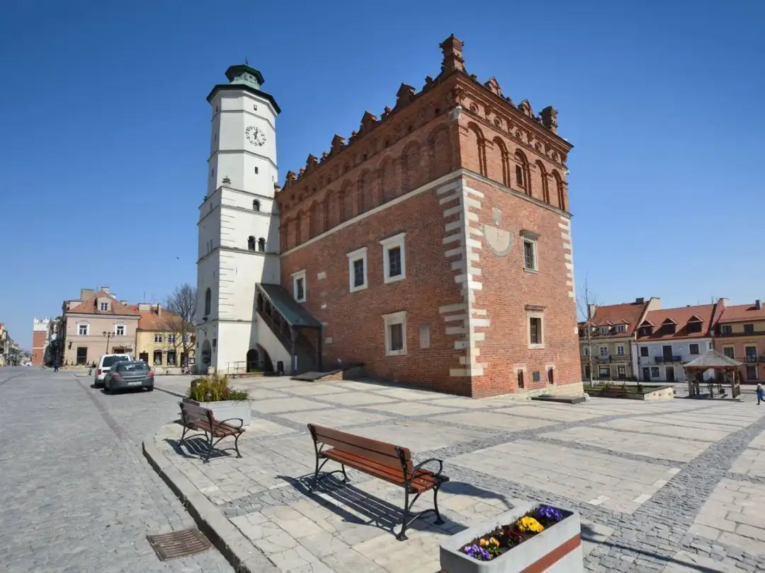 Rynek w Sandomierzu, gdzie leży to piękne miasto, z ratuszem i wieżą.