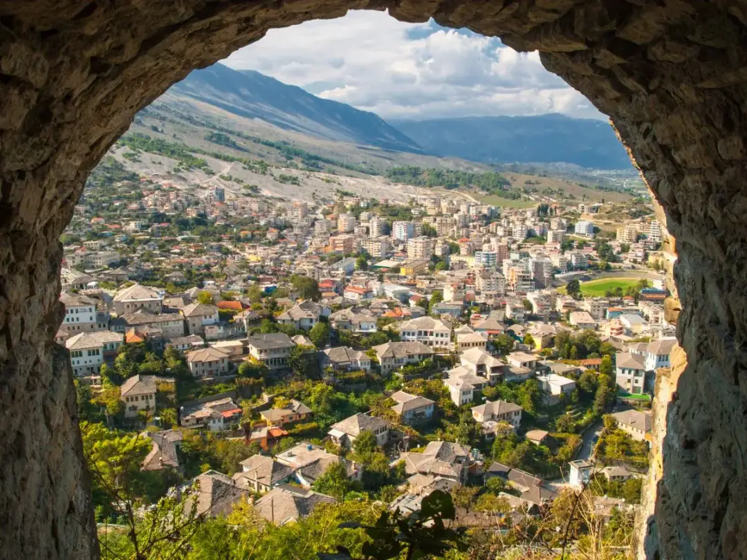 Widok na miasto Gjirokastra z kamiennego łuku. Czy Albania jest w Schengen? To pytanie zadają sobie turyści planujący podróż do tego malowniczego kraju.