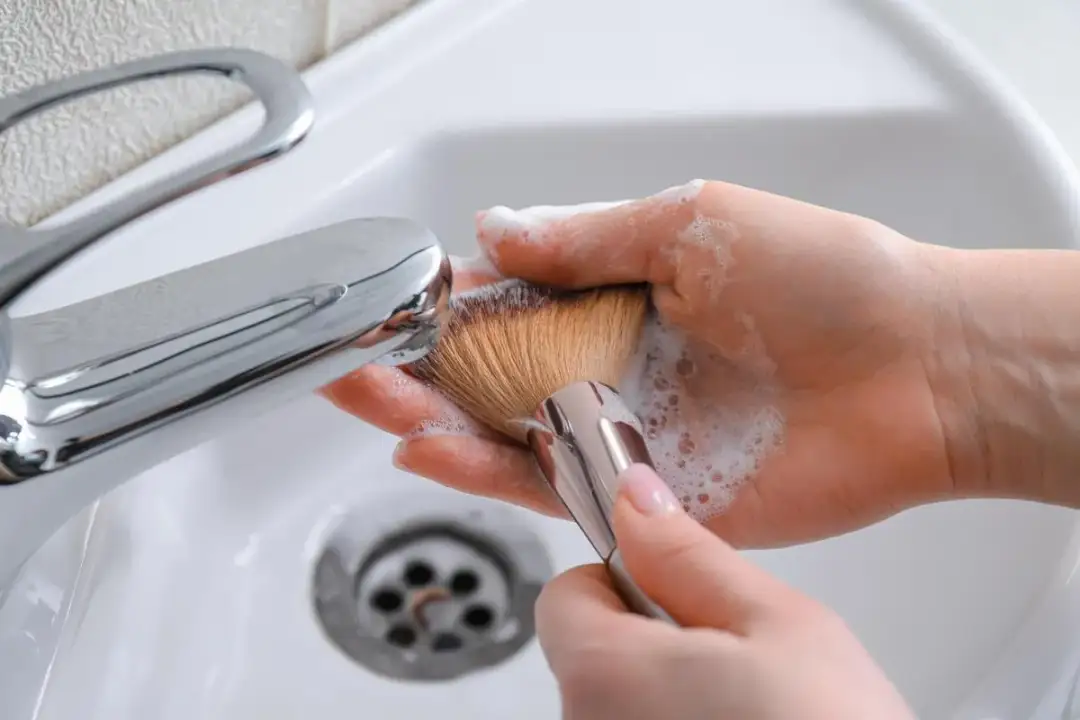 Cómo limpiar brochas de maquillaje - Guía para no estropearlas