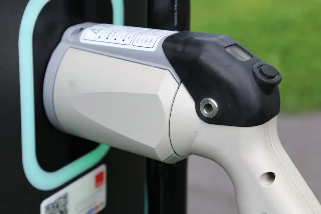 Jak bezpiecznie i tanio ładować samochód elektryczny w domu – praktyczne porady