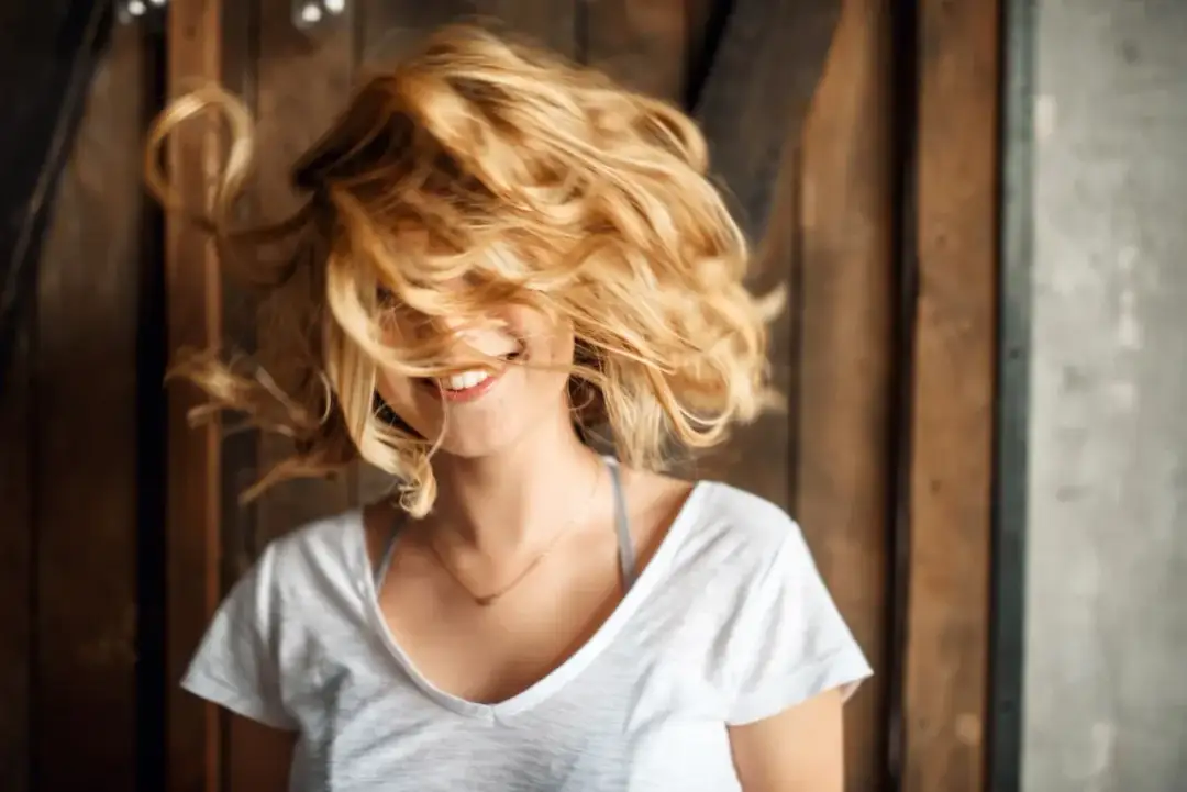 Maślany blond - Jak uzyskać kremowy odcień bez żółtych tonów?