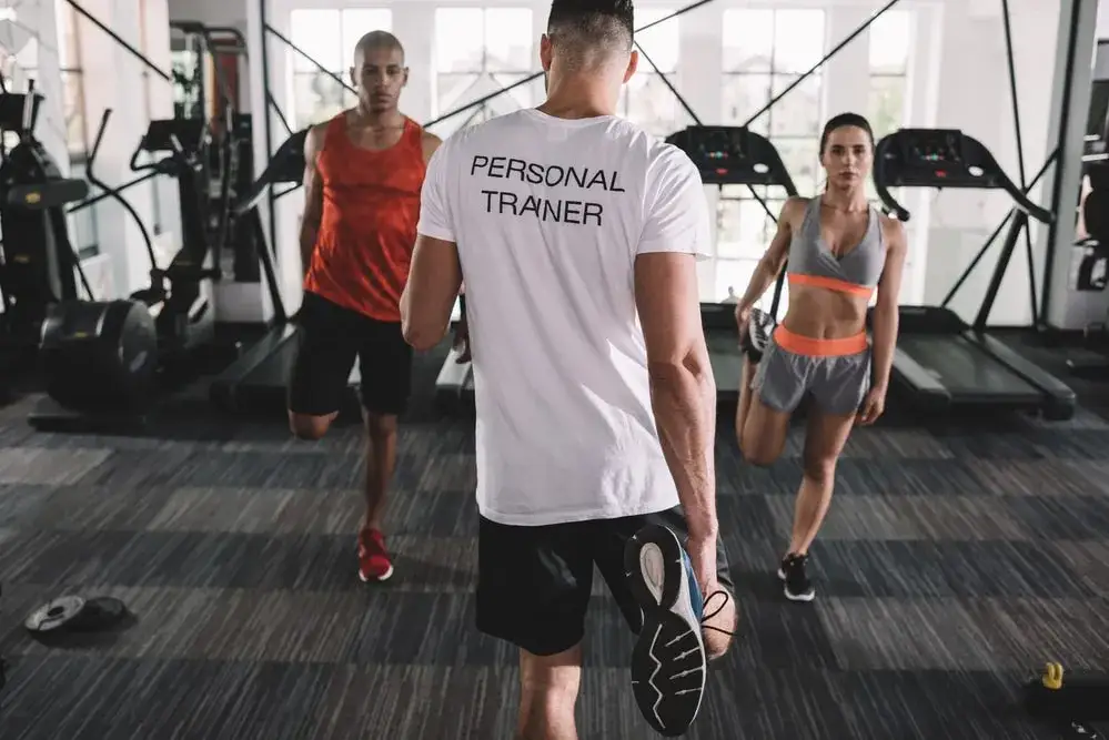 Jakie ćwiczenia na rozgrzewkę, aby uniknąć kontuzji przed treningiem