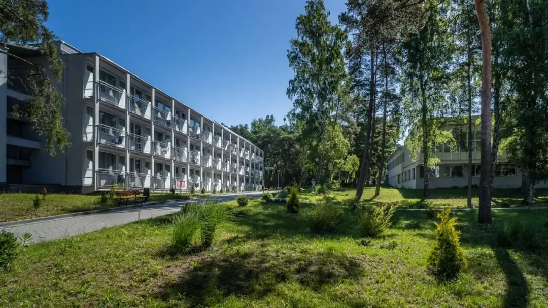 Hotel NAT w Krynicy Morskiej - Spokojny urlop 100m od plaży. Warto?