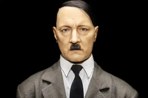 Fryzura Hitlera: Nietypowe inspiracje fryzurą Adolfa Hitlera.