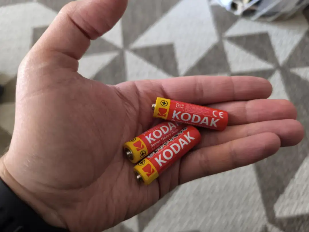 Dwie baterie Kodak w dłoni. Chcesz wiedzieć, jak sprawdzić miernikiem czy bateria jest dobra?